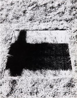 AN INVISIBLE HOLE - Keith Arnatt