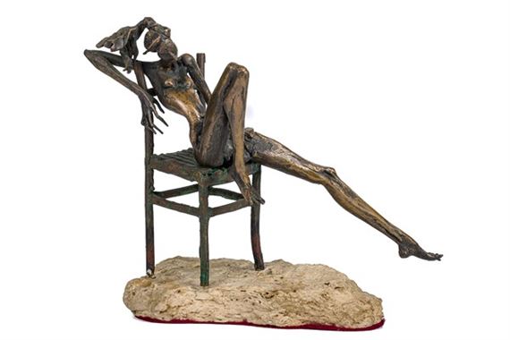 Seated female figure by Nuccio Fontanella