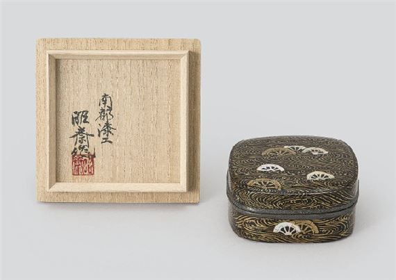 Incense container with design of wheel in maki-e lacquer by Shosai Kitamura