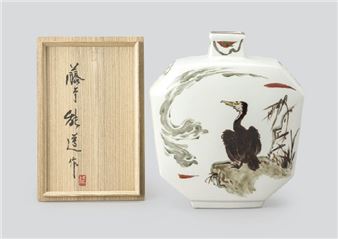 White glazed flask depicting cormorant in overglaze enamel - Yoshimichi Fujimoto