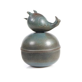 Escultura em cerâmica vidrada em tons de castanho, encimada por pássaro - Adriana Baarspul