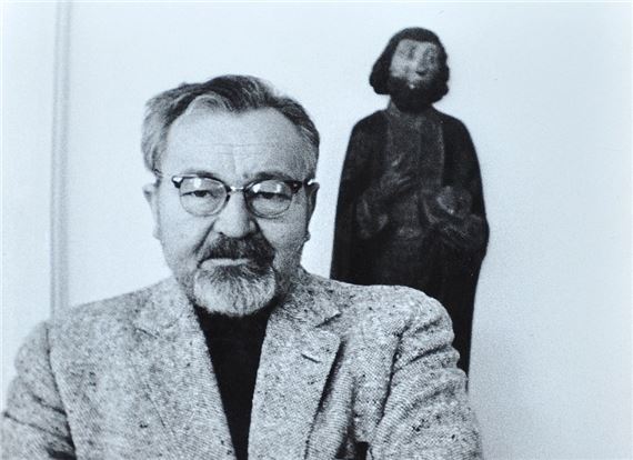 Jan Werich with a statue by Oldřich Škácha