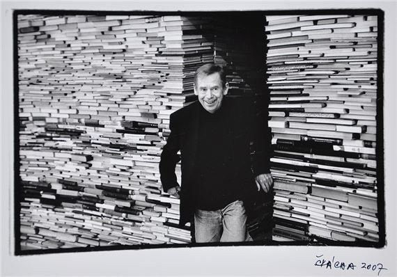 Václav Havel among books in DOX by Oldřich Škácha, 2007