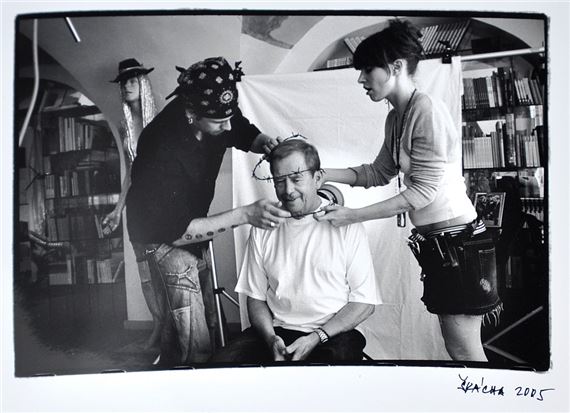 Václav Havel with a crown of thorns from students by Oldřich Škácha, 2005