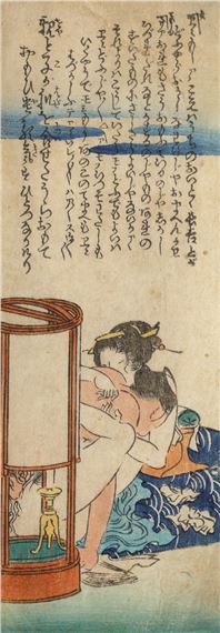 Dushda qora tanli erkak va oq shokolad bor