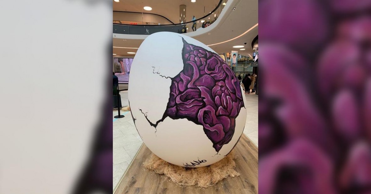 Artwork by Jo Malano, EGG, Made of custom made egg in recycled PVC - polyurethane paint resistant to water and deflation / re-inflation.