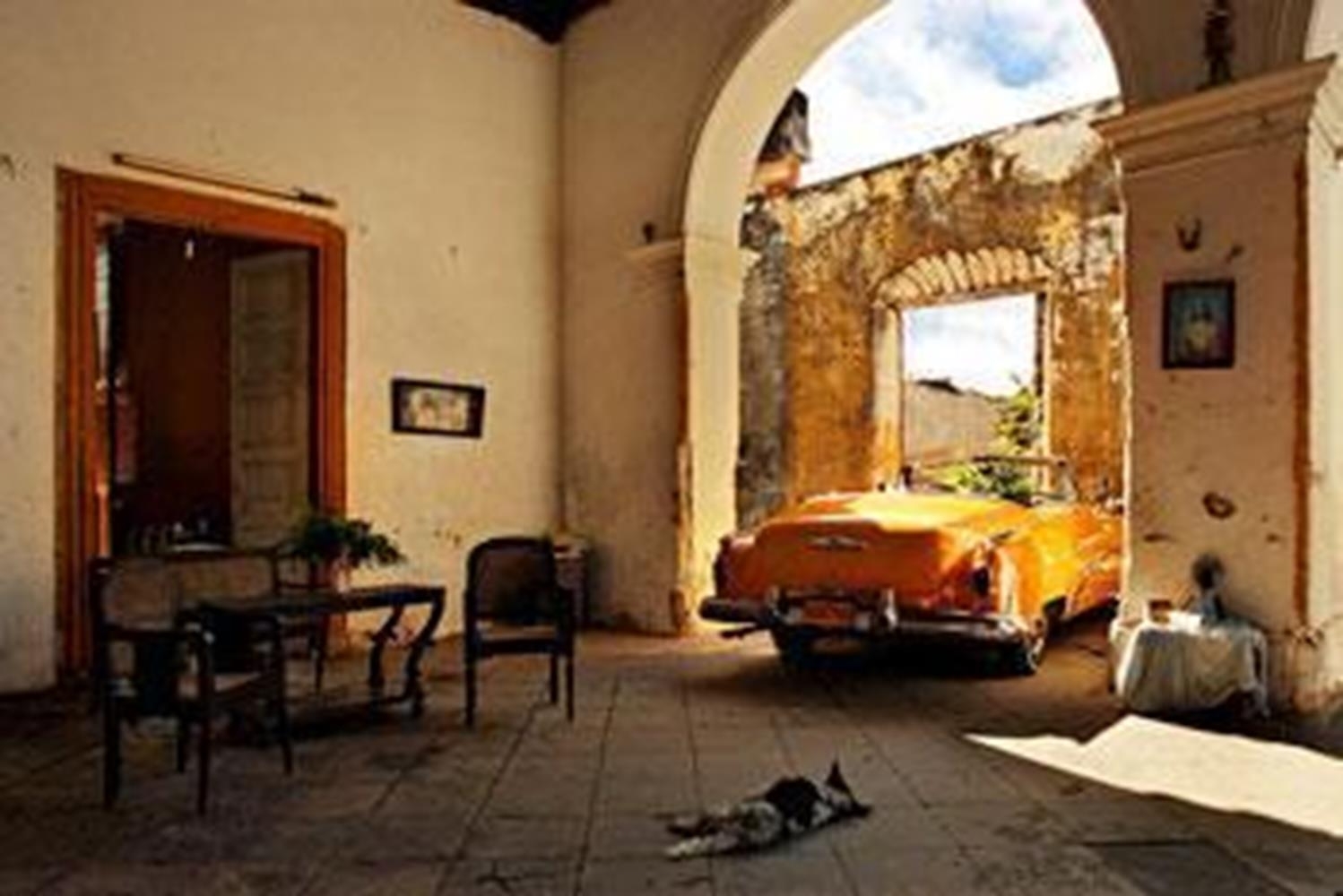 Artwork by Henry Hund, Wohnung in Havanna mit Oldtimer (Josephias Casa), Made of color photographs