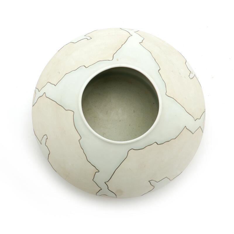 Lin Utzon | A round porcelain jar | MutualArt