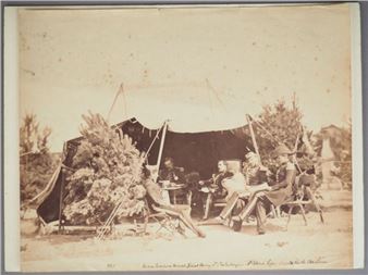 MILITARIA: WEAPONS, UNIFORMS, HAIRSTYLES, COPPERWARE, DECORATIONS, SADDLES, PHOTOGRAPHS, BOOKS ... - Primardeco