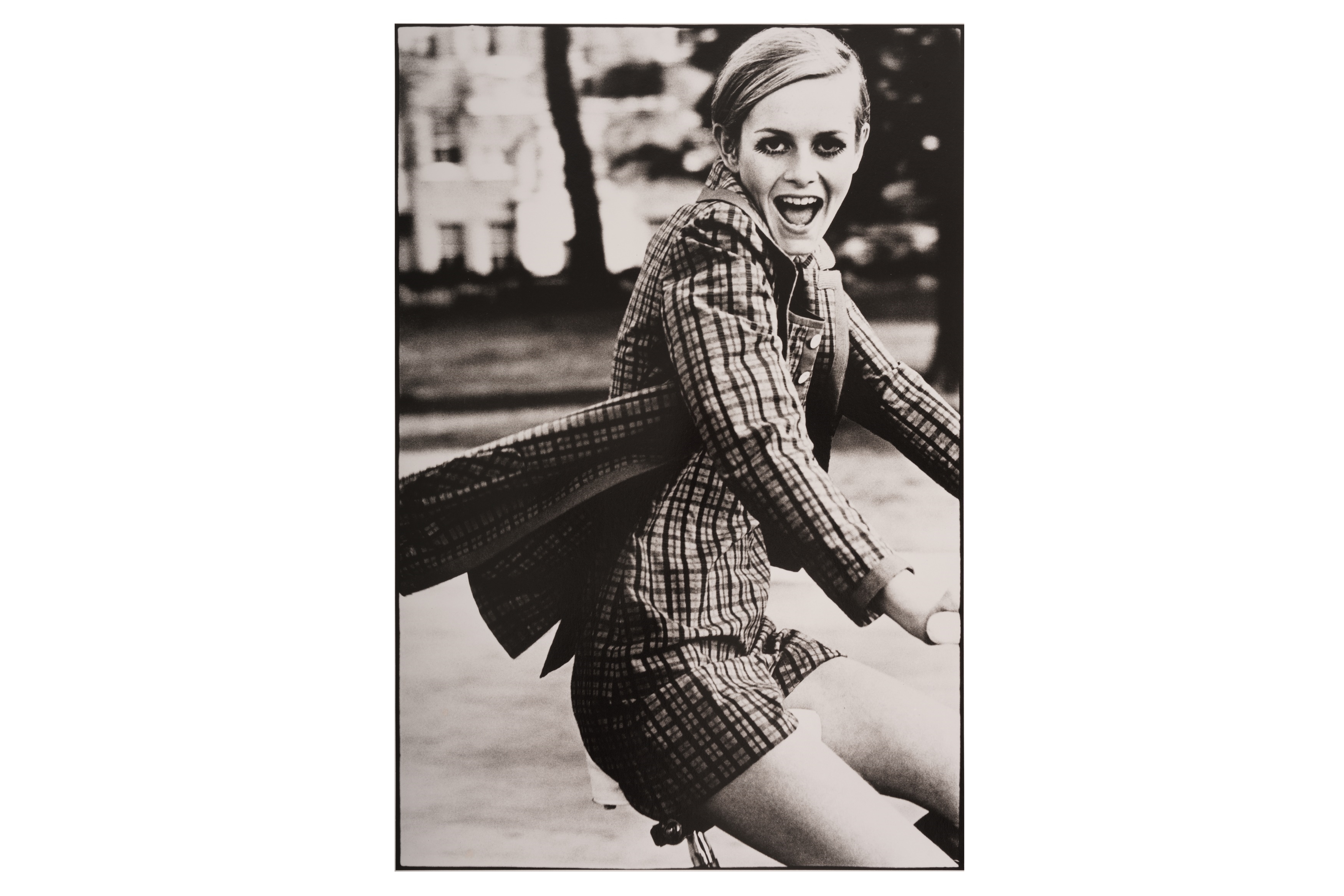 Artwork by Ronald Traeger, TWIGGY IN CHECKS, Made of Silver gelatin print