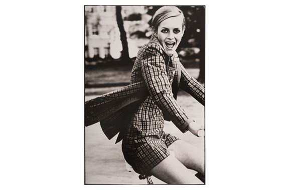 TWIGGY IN CHECKS - Ronald Traeger