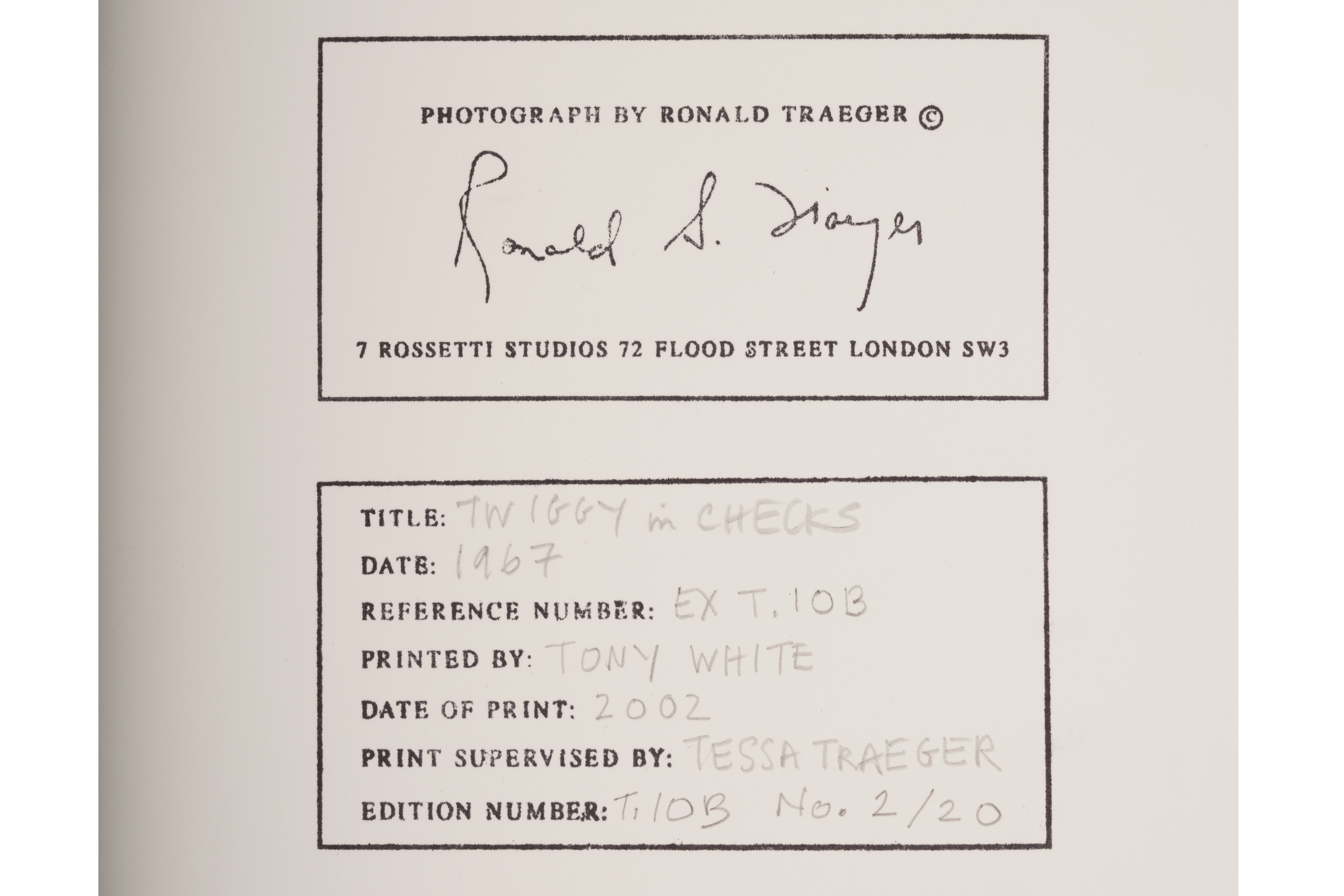 Artwork by Ronald Traeger, TWIGGY IN CHECKS, Made of Silver gelatin print