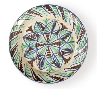 Fajalauza ceramic fountain glazed in white, cobalt blue, green and brown, with a border of carocas and chains and a geometric central drawing - Granadan School, 19th Century