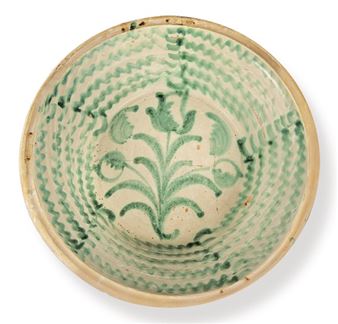 Green glazed ceramic basin with fajalauza with lily flower on the seat and border on the eaves - Granadan School, 19th Century