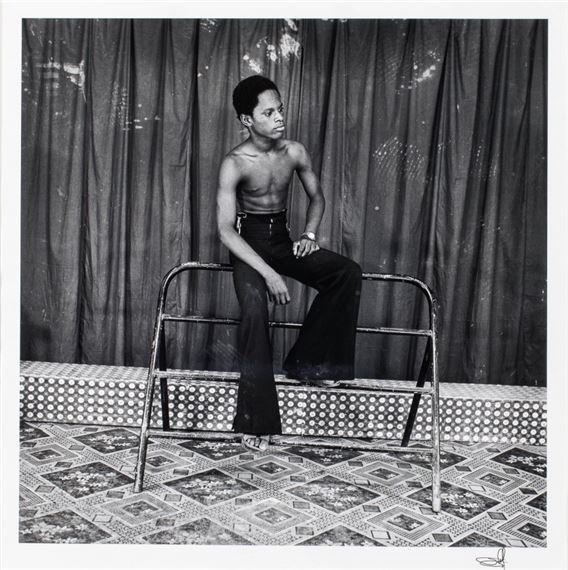 Autoportrait, série 70's lifestyle, 1975-1978 by Samuel Fosso, 1975-1978