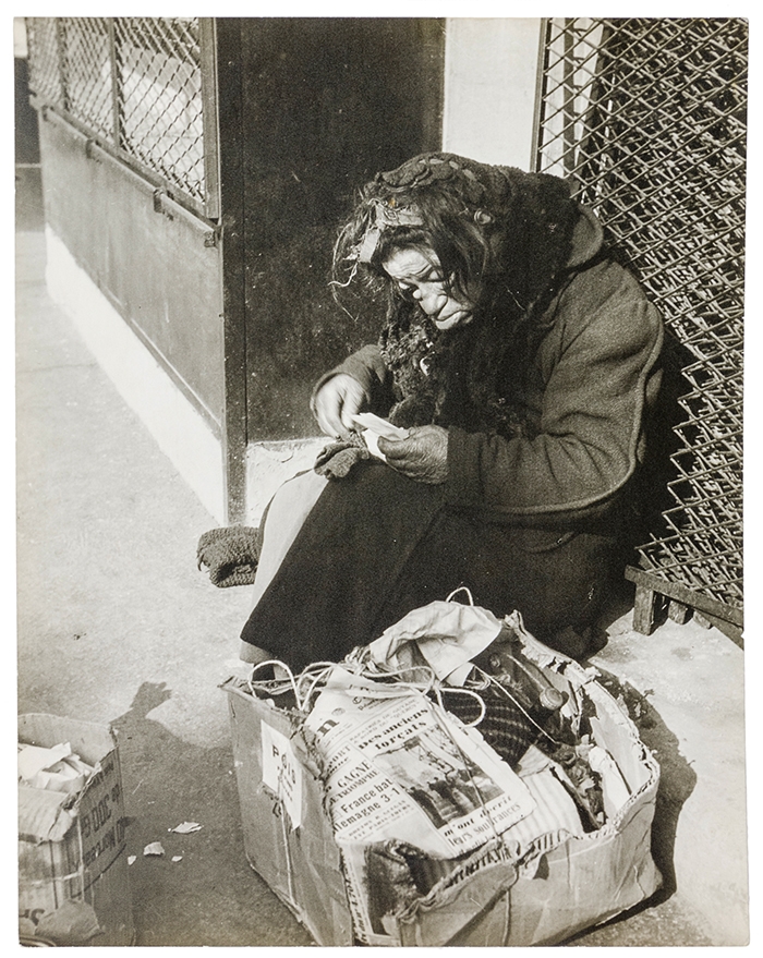 Une clocharde (Begegnung mit einem Geschöpf der Nacht in Paris: eine Bettlerin by Herbert Tobias, 1952