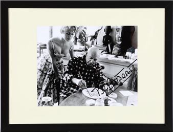 A signed b/w press photograph of the French actress Brigitte Bardot (b. 1934) in the company of the painter Pablo Picasso in his studio - Jérôme Brierre