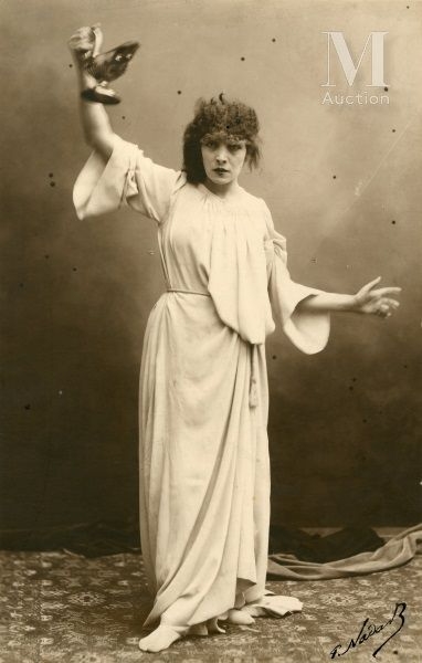 Sarah Bernhardt dans « Lady Macbeth », drame de Shakespeare adapté par Jean Richepin by Paul Nadar, c. 1884