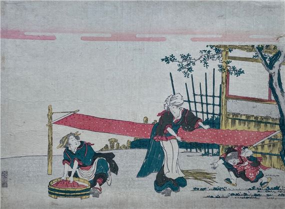 Jeune femmes étendant le tissu après la teinte