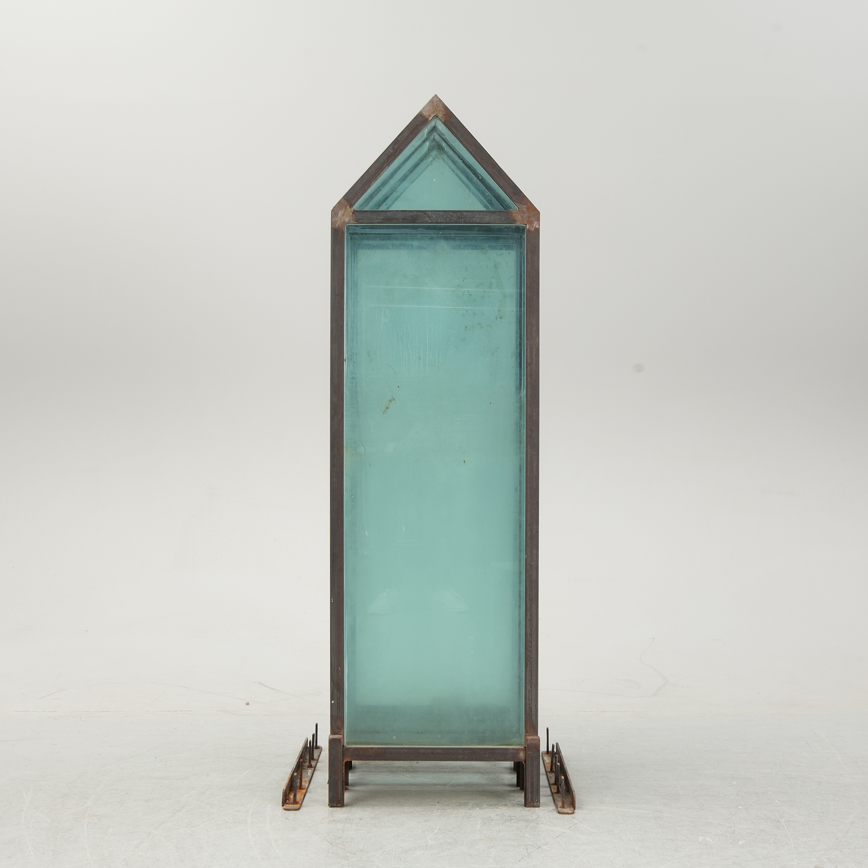 Artwork by Karin Lind, Jag, Made of steel and glass