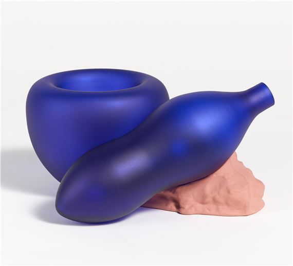 Les objets d'artistes: A Vase. by Anish Kapoor, 1993