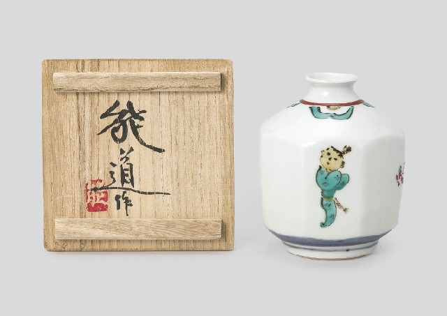 Artwork by Yoshimichi Fujimoto, Sake decanter in overglaze enamel