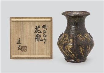 Vase with lugs in iron glaze - Michitada Funaki