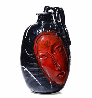 Vaso in maiolica policroma con volto muliebre sul fronte ed ansa antropomorfa - Alberto Mingotti