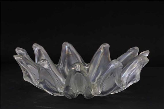 A large star-shaped glass centrepiece with applied ribbing in heat-molded glass