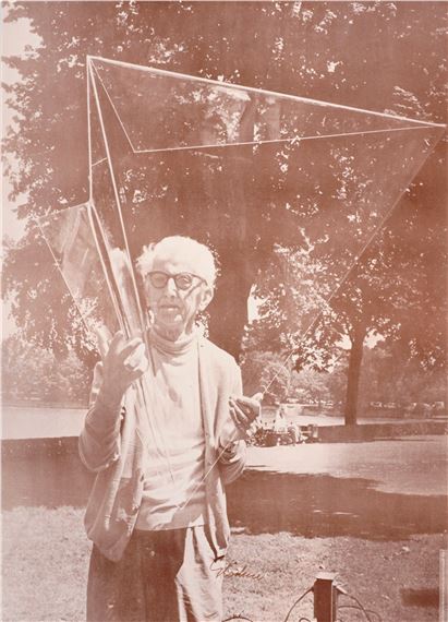 Der Künstler mit der Plastik "Räumliche Brechung eines Rechtecks" by Hermann Glöckner, 1975