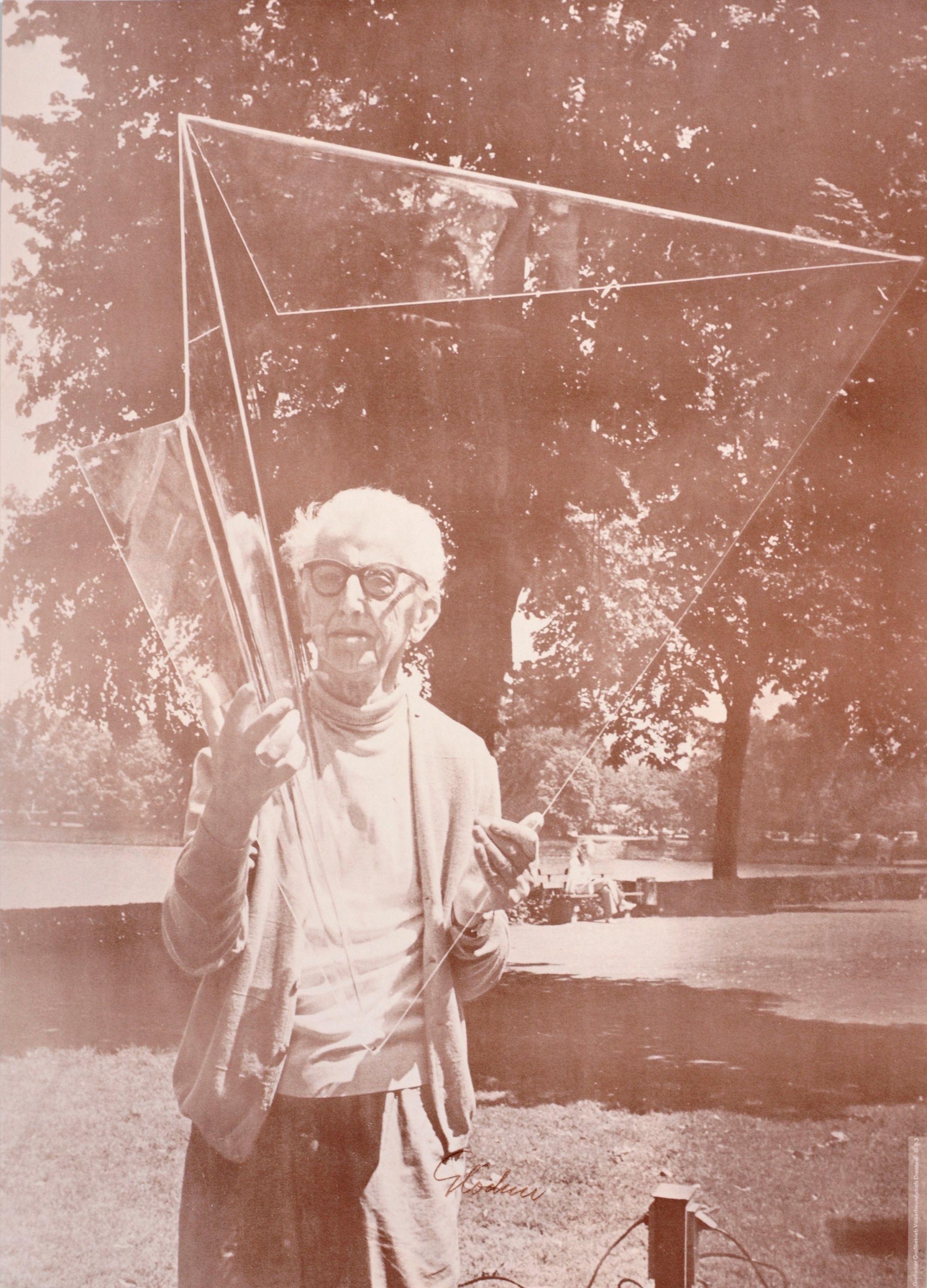 Artwork by Hermann Glöckner, Der Künstler mit der Plastik "Räumliche Brechung eines Rechtecks", Made of Collotype print in colors