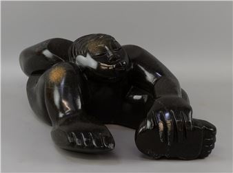 Beeld van een figuur levend op grote voet - Gedeon Nyanghongo