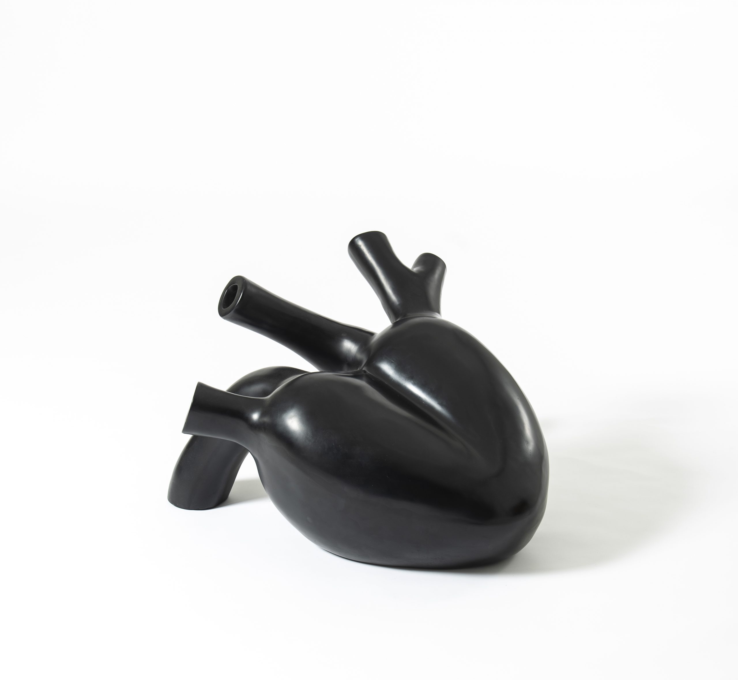 Artwork by Celina Saubidet, Corazón negro, Made of Sculpture in fiberglass, polyester resin and epoxy paint