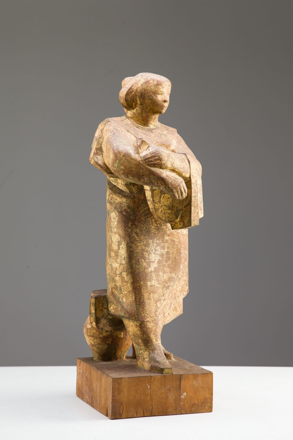 Artwork by Jozef Gazy, Krocząca kobieta z dzbanem, Made of wood