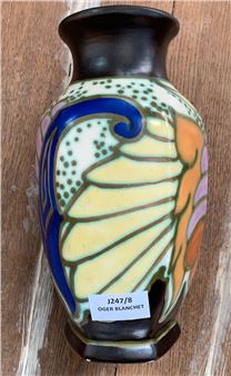 Vase balustre à pans à décor de fleurs stylisées. - C.m. Berien