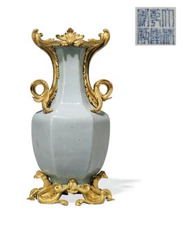 A LOUIS XV ORMOLU-MOUNTED CHINESE CLAIR-DE-LUNE PORCELAIN VASE - Jean-Claude Chambellan Duplessis