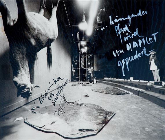 Abschminken des Bewußtseins ... hängendes Pferd wird von Hamlet gepudert