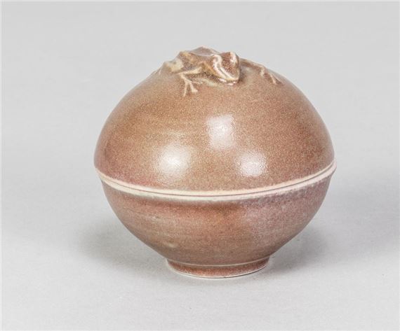 Gwyn Hanssen Pigott | a small porcelain box and cover (1960s) | MutualArt