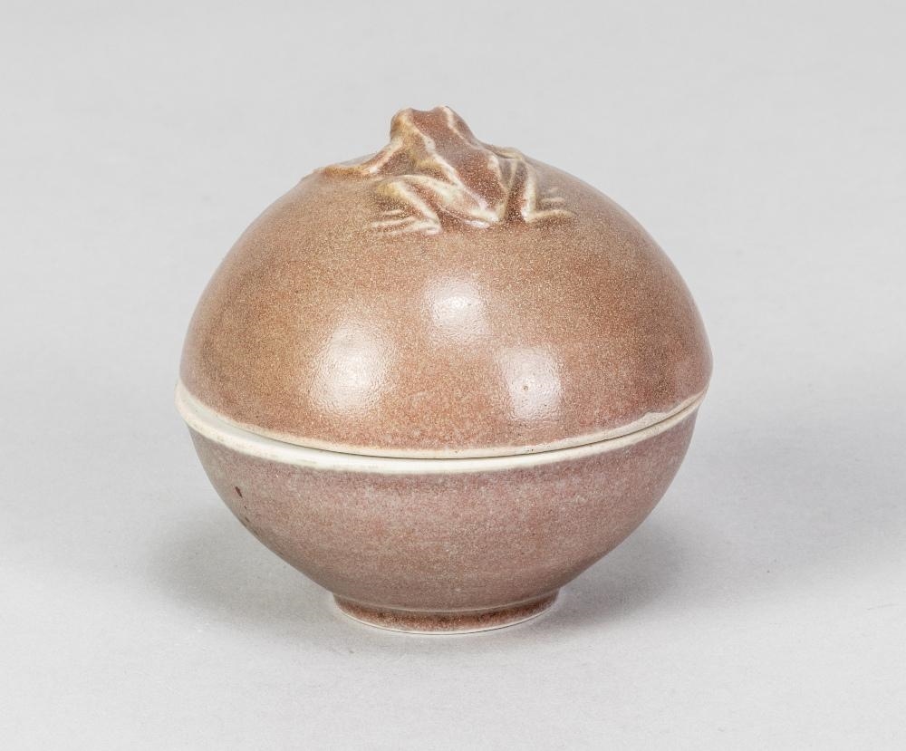 Gwyn Hanssen Pigott | a small porcelain box and cover (1960s) | MutualArt