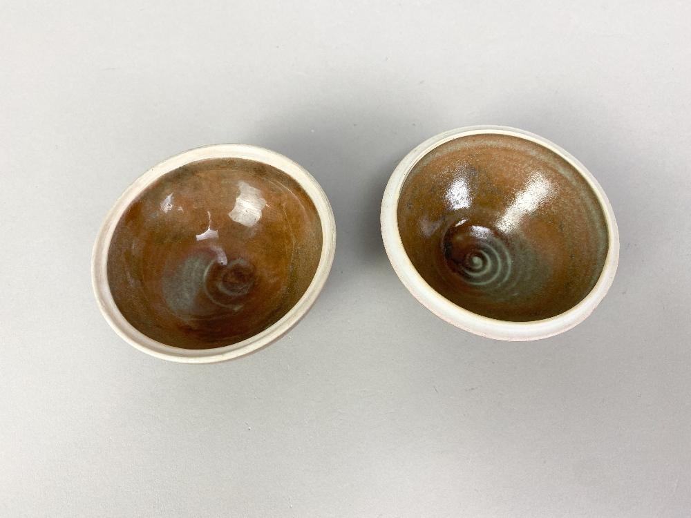 Gwyn Hanssen Pigott | a small porcelain box and cover (1960s) | MutualArt