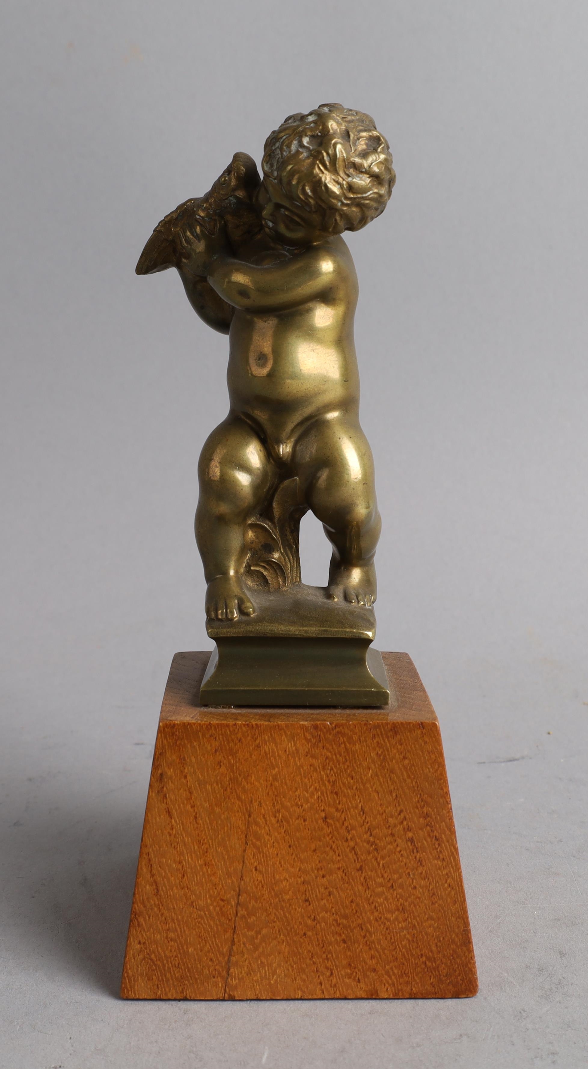 Putto mit Vogel aus Bronze