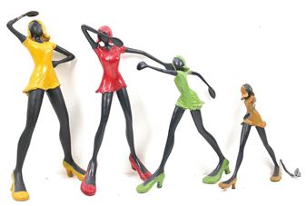 Vier polychrome kunststof sculpturen van staande/lopende meisjes met gekleurde korte jurkjes (allen met beschadigingen, kunnen niet staan zonder steun - Simona Vergani