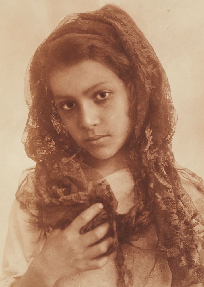 Tirage Albuminé Vintage 'Gloeden, Jeune Fille' - Circa 1890, Format 12x16.7 Cm - Original