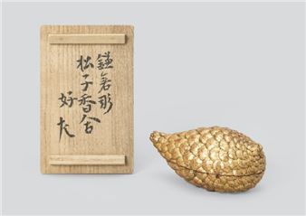 Kamakurabori pine-cone-shaped incense container (with konomi kakitsuke by SEISAI) - Ryowa Mitsuhashi
