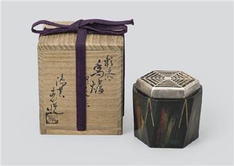 Lacquered incense burner with silver chimney - Hyoetsu Miki
