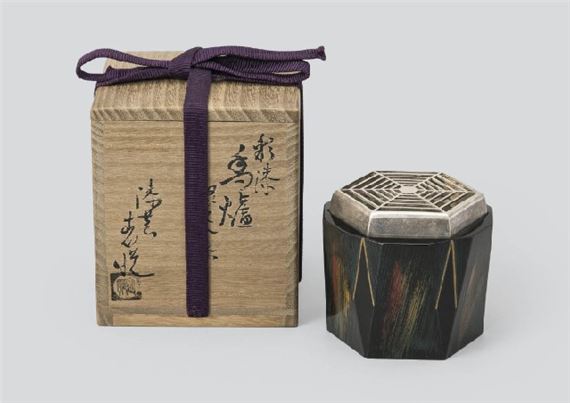 Lacquered incense burner with silver chimney - Hyoetsu Miki