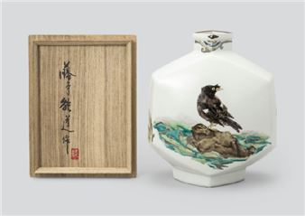 Flask depicting bird in overglaze enamel - Yoshimichi Fujimoto