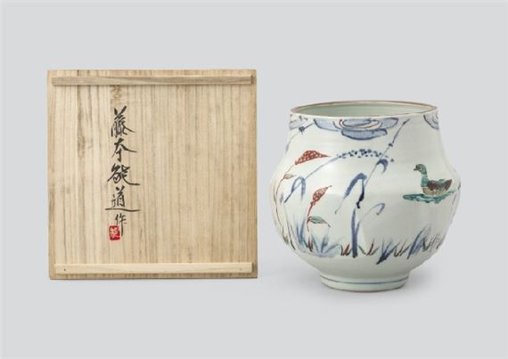 Vase depicting waterfowl in overglaze enamel