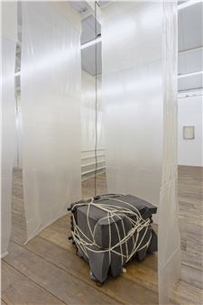 André Komatsu at Vermelho