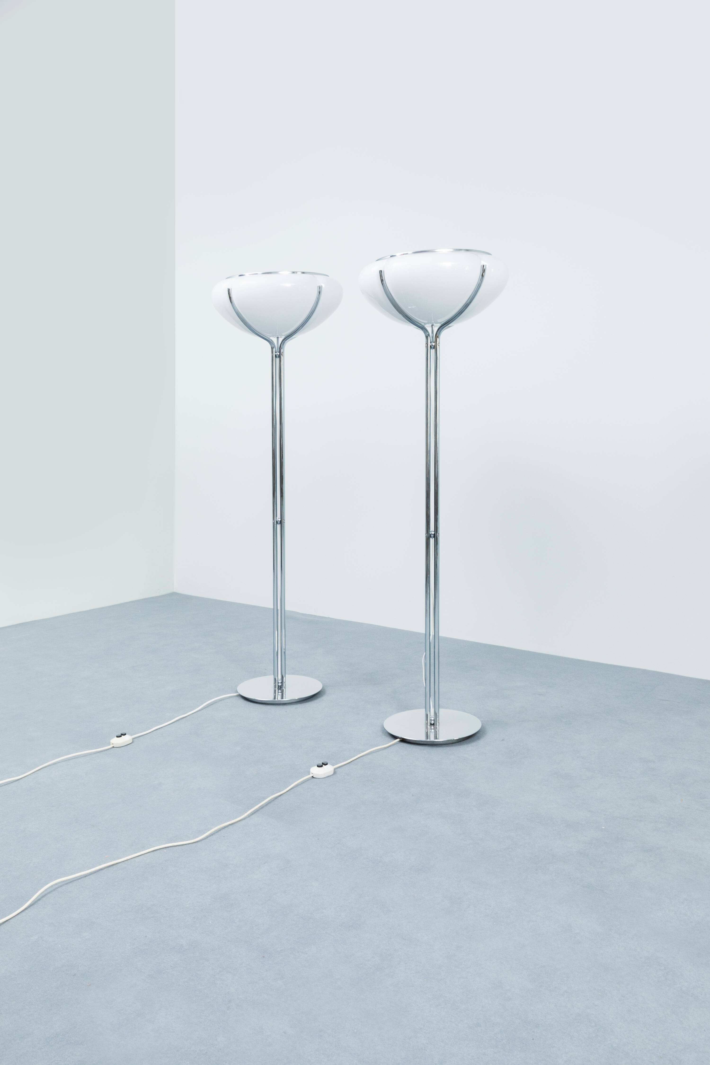 Artwork by Harvey Guzzini, Coppia di lampade mod. Quadrifoglio, Made of Chromed metal structure and perspex diffusers